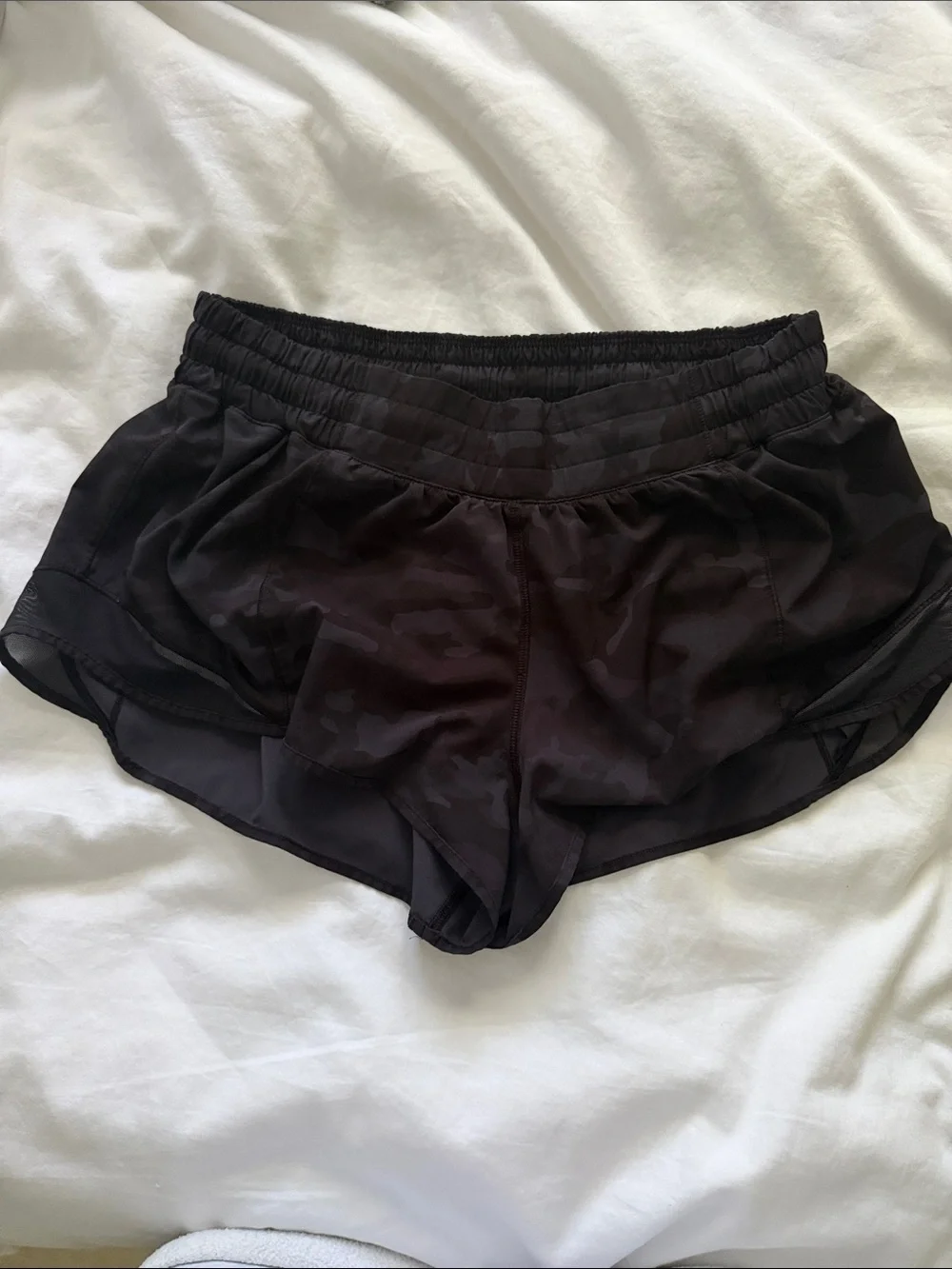 Lululemon Hotty hot short 2.5” black camo - Picture 1 of 2